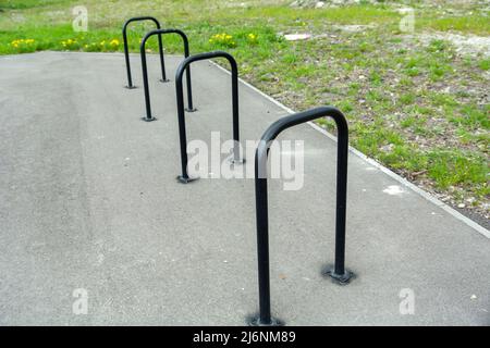Piccolo parcheggio per biciclette vuoto nello spazio urbano Foto Stock