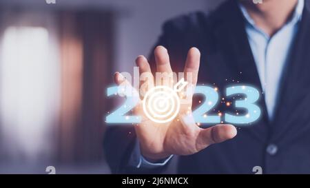 Obiettivo e obiettivo di business sul concetto di Capodanno 2023, con schermo virtuale 2023. Nuovi anni di business. Nuove idee in arrivo nel futuro. Foto Stock