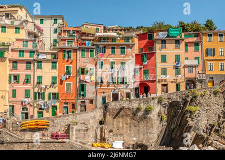 Case colorate al Villaggio di Riomaggiore al Parco Naturale cinque Terre, Liguria Foto Stock