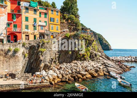 Case colorate al Villaggio di Riomaggiore al Parco Naturale cinque Terre, Liguria Foto Stock