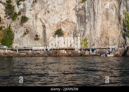 Porto Pidocchio, italia - Luglio 2021: Un piccolo vecchio molo sulla costa ligure Foto Stock