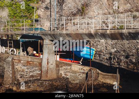 Porto Pidocchio, italia - Luglio 2021: Un piccolo vecchio molo sulla costa ligure Foto Stock