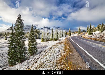 Paesaggio con montagne innevate e foresta, autostrada 550, Colorado, Stati Uniti Foto Stock