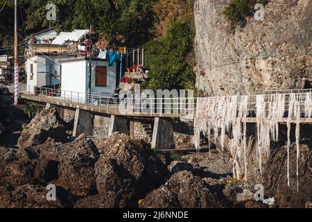 Porto Pidocchio, italia - Luglio 2021: Un piccolo vecchio molo sulla costa ligure Foto Stock