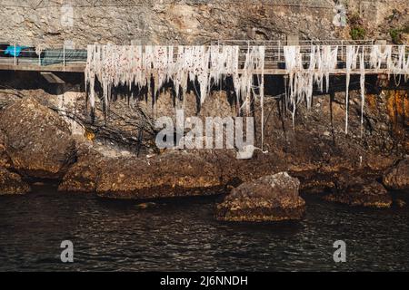 Porto Pidocchio, italia - Luglio 2021: Un piccolo vecchio molo sulla costa ligure Foto Stock