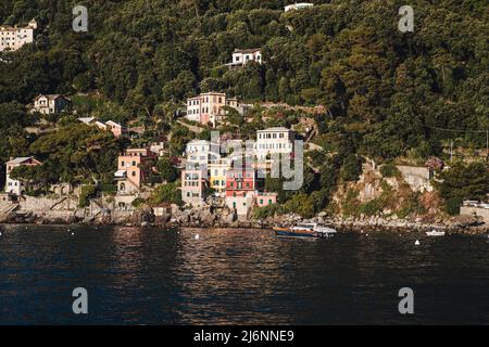 Porto Pidocchio, italia - Luglio 2021: Un piccolo vecchio molo sulla costa ligure Foto Stock