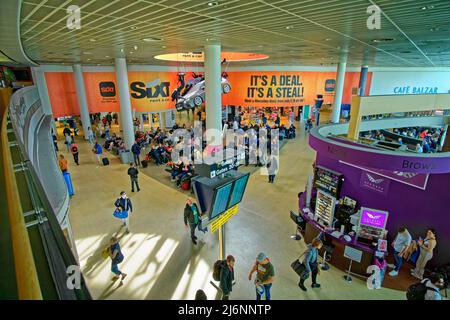 Atrio della sala partenze del terminal 1 presso l'aeroporto internazionale di Manchester, Ringway, Manchester. Foto Stock