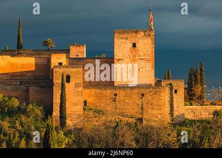 L'Alhambra è un complesso di palazzi e fortezze situato a Granada, Andalusia, Spagna. E' uno dei monumenti piu' famosi dell'architettura Islamica e. Foto Stock