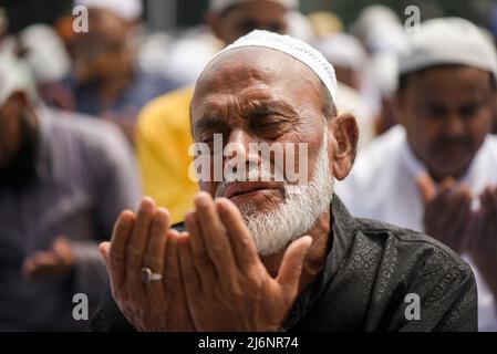 L'uomo musulmano grida durante la preghiera di offerta ad un Eidgah per iniziare il festival di Eid al-Fitr, che segna la fine del loro mese santo di digiuno di Ramadan, in Guwahati, Assam, India il 03 maggio 2022. Foto Stock