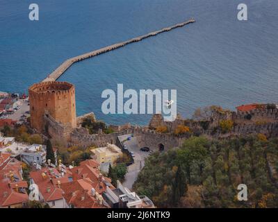 Alanya, turchia, passeggiata invernale sul mare mediterraneo. Vista esterna delle case all'interno del Castello di Alanya. Numerose ville sono state costruite all'interno delle mura nel 19th secolo. Oggi l'edificio è un museo all'aperto. Foto Stock