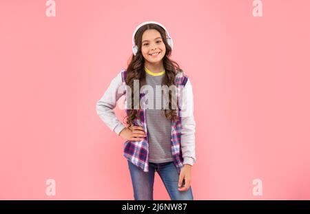 felice tween ragazza in cuffie. amante della musica. ascoltare musica. accessorio auricolare wireless. Foto Stock
