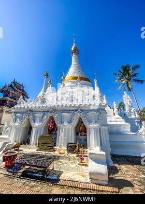 Wat Phrathat Doi Kongmu tempio a Mae Hong Son, Thailandia. Foto di alta qualità Foto Stock