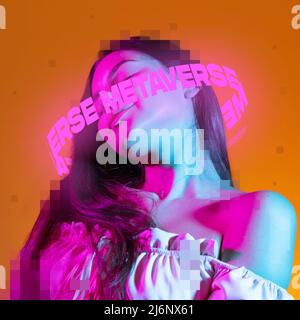 Opere d'arte contemporanea. Giovane donna tenera con scritta al neon intorno alla testa di pixel isolato su sfondo giallo Foto Stock