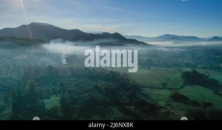 Vista aerea di Pai durante l'alba con nebbia a Mae Hong Son, Thailandia. Foto di alta qualità Foto Stock