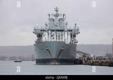 La Royal Fleet Auxiliary FAST Fleet Tanker WAVE KNIGHT ormeggiato sul molo Victory Jetty nella base navale Foto Stock