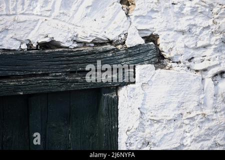 Antica casa rurale tradizionale antica architrave in legno su un muro di pietra imbiancato a Kastanitsa, Arcadia Peloponneso, Grecia. Foto Stock