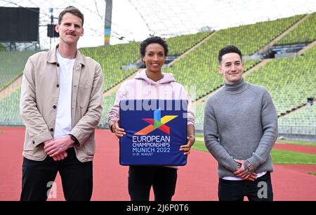 03 maggio 2022, Baviera, Monaco: Marc Lembeck (l-r), para remando, Malaika Mihambo, long jumper, e Marcel Nguyen, Ginnastica dell'apparato, stand insieme per una foto allo Stadio Olimpico durante una conferenza stampa per i Campionati europei. I Campionati europei si terranno a Monaco dal 11 al 21 agosto 2022. Foto: Sven Hoppe/dpa Foto Stock