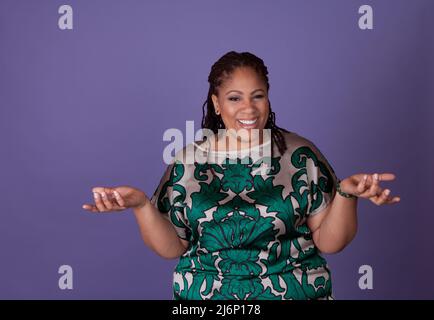 Bella Taglie donna nero su uno sfondo viola Foto Stock