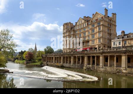 L'ex Empire Hotel si trova sulla riva del fiume Avon e Weir, Somerset, Inghilterra, Gran Bretagna, Regno Unito. Foto Stock