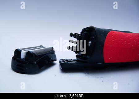 Smontare un rasoio nero e rosso per la pulizia Foto Stock