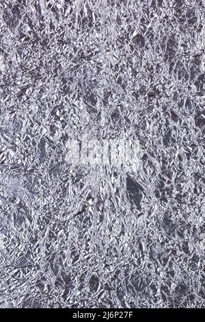 Lucido metallo fortemente rugoso argento grigio foglio superficie verticale sfondo per il design Foto Stock