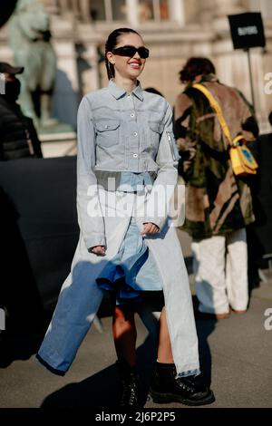 Street Style, in arrivo allo spettacolo Sacai Fall-Winter 2022-2023, tenutosi all'Hotel de Ville, Parigi, Francia, il 7th marzo 2022. Foto di Marie-Paola Bertrand-Hillion/ABACAPRESS.COM Foto Stock