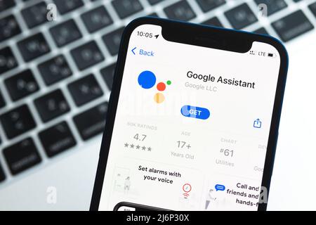 Poltava, Ucraina - 2 maggio 2022: Google Assistant app sullo schermo di iPhone, icona applicazione primo piano Foto Stock