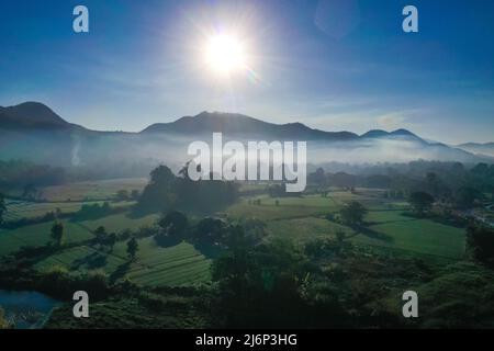 Vista aerea di Pai durante l'alba con nebbia a Mae Hong Son, Thailandia. Foto di alta qualità Foto Stock