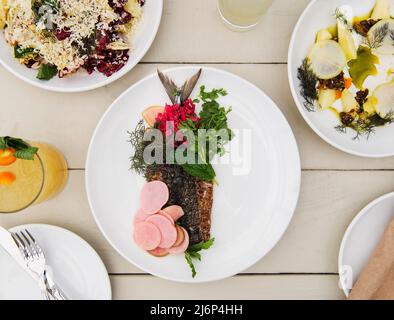 Sgombro alla griglia gourmet con erbe e insalata Foto Stock