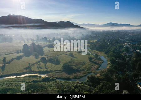 Vista aerea di Pai durante l'alba con nebbia a Mae Hong Son, Thailandia. Foto di alta qualità Foto Stock
