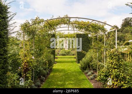 Una vista alla statua di un liuto giocatore nel giardino murato a Houghton Hall, Norfolk. Foto Stock