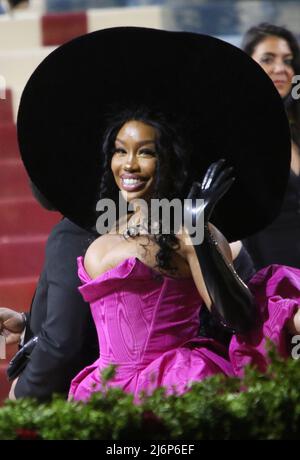 NEW YORK, NEW YORK - MAGGIO 02: SZA al Met Gala 2022 che celebra 'in America: An Anthology of Fashion' al Metropolitan Museum of Art il 02 maggio 2022 a New York City. Credito: RW/MediaPunch Foto Stock