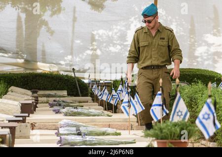 (220503) -- KIRYAT SHEMONA, 3 maggio 2022 (Xinhua) -- un soldato israeliano commemora i soldati caduti in un cimitero militare nella città israeliana settentrionale di Kiryat Shemona il 3 maggio 2022. Israele, dal martedì sera al mercoledì sera, segna il Memorial Day (Yom HaZikaron) per commemorare i soldati caduti e i civili uccisi nelle ostilità dal 1860. (Ayal Margolin/JINI via Xinhua) Foto Stock