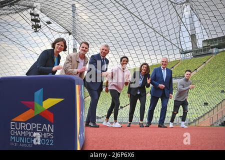 Da sinistra: Juliane Seifert (Segretario di Stato presso il Ministero federale degli interni e della patria), Marc LEMBECK (Para Rower), Dieter REITER (Sindaco), Malaika MIHAMBO (ponticello lungo) Marion Schoene (Organizzatore e Amministratore Delegato Olympiapark Muenchen GmbH), Joachim HERRMANN (Ministro dell'interno della Baviera), Marcel NGUYEN (ginnastica) posa sulla pista di corsa nello Stadio Olimpico. Appuntamento stampa Campionato europeo 2022 il 3rd maggio 2022 Foto Stock