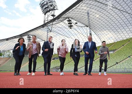 Da sinistra: Juliane Seifert (Segretario di Stato presso il Ministero federale degli interni e della patria), Marc LEMBECK (Para Rower), Dieter REITER (Sindaco), Malaika MIHAMBO (ponticello lungo) Marion Schoene (Organizzatore e Amministratore Delegato Olympiapark Muenchen GmbH), Joachim HERRMANN (Ministro dell'interno della Baviera), Marcel NGUYEN (ginnastica) posa sulla pista di corsa nello Stadio Olimpico. Appuntamento stampa Campionato europeo 2022 il 3rd maggio 2022 Foto Stock