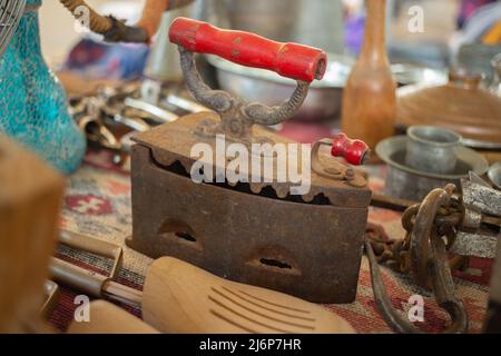 Vecchio ferro levigante nel mercato delle pulci di Bodrum, Turchia. Vecchio stile, antichità. Foto Stock