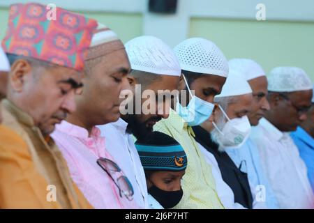 Il May3,2022 a Kathmandu, Nepal. Un ragazzo offre una preghiera con gli anziani l'ultimo giorno di ramazan a quashmiri masjid. (Foto di Abhishek Maharjan/Sipa USA) Foto Stock