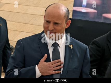 Il primo Ministro israeliano Naftali Bennett partecipa alla cerimonia annuale della Giornata della memoria di Yom Hazikaron per i soldati israeliani caduti, martedì 3,2022 maggio, presso il Memoriale di Yad LaBanim a Gerusalemme. Israele celebra la Giornata della memoria per commemorare 24.068 soldati caduti e vittime del terrore dal 1860, poco prima delle celebrazioni del 74th anniversario della sua creazione secondo il calendario ebraico. Foto piscina di Menahem KAHANA/UPI Foto Stock