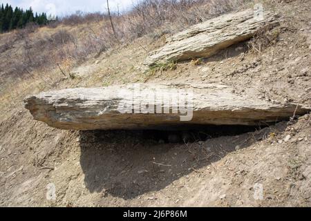 Rocce che si snoda dal lato di Trail on Hill Foto Stock