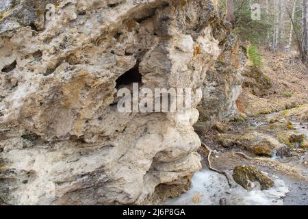 Formazione di roccia di primavera da minerali - roccia di ruscello intagliata Foto Stock