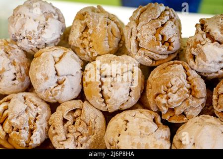 primo piano torta tradizionale bavarese schneeball snowball a rothenburg ob der tauber . Foto Stock