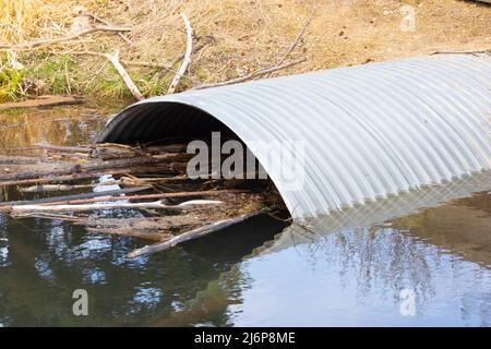 Tubo di scarico sotto la strada da Stream Oxbow nel Parco Foto Stock