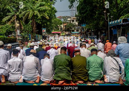 La gente prega durante Eid al-Fitr per le strade di Kolkata, India, il 2 maggio 2022. EID al-Fitr, il Festival di Fast-Breaking, è un'importante festa religiosa celebrata dai musulmani di tutto il mondo che segna la fine del Ramadan, il mese santo islamico del digiuno. La festa celebra la conclusione dei 29 o 30 giorni di digiuno dall'alba al tramonto durante l'intero mese del Ramadan. (Foto di Sudip Chanda/Pacific Press/Sipa USA) Foto Stock