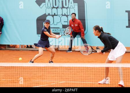 Madrid, Spagna, 3 MAGGIO 2022 - (L-R) Shuko Aoyama (JPN), Hao-Ching Chan (TPE), 3 MAGGIO 2022 - Tennis : Aoyama e Chan durante la partita a doppio 2nd contro Cornet e Tomljanovic nei tornei WTA 1000 Mutua Madrid Open tennis al Caja Magica di Madrid, Spagna. (Foto di Mutsu Kawamori/AFLO) Foto Stock