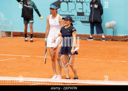 Madrid, Spagna, 3 MAGGIO 2022 - (L-R) Hao-Ching Chan (TPE), Shuko Aoyama (JPN), 3 MAGGIO 2022 - Tennis : Aoyama e Chan durante la partita a doppio 2nd contro Cornet e Tomljanovic nei tornei WTA 1000 Mutua Madrid Open tennis al Caja Magica di Madrid, Spagna. (Foto di Mutsu Kawamori/AFLO) Foto Stock