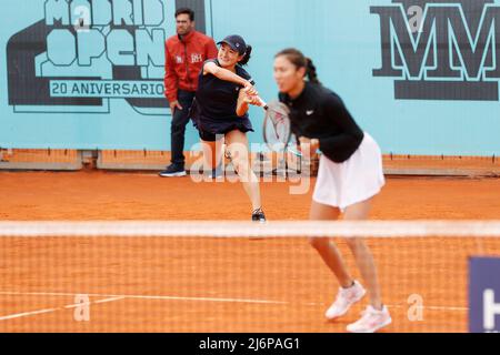 Madrid, Spagna, 3 MAGGIO 2022 - (L-R) Shuko Aoyama (JPN), Hao-Ching Chan (TPE), 3 MAGGIO 2022 - Tennis : Aoyama e Chan durante la partita a doppio 2nd contro Cornet e Tomljanovic nei tornei WTA 1000 Mutua Madrid Open tennis al Caja Magica di Madrid, Spagna. (Foto di Mutsu Kawamori/AFLO) Foto Stock