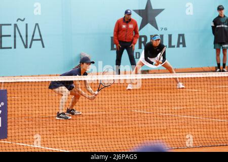 Madrid, Spagna, 3 MAGGIO 2022 - (L-R) Shuko Aoyama (JPN), Hao-Ching Chan (TPE), 3 MAGGIO 2022 - Tennis : Aoyama e Chan durante la partita a doppio 2nd contro Cornet e Tomljanovic nei tornei WTA 1000 Mutua Madrid Open tennis al Caja Magica di Madrid, Spagna. (Foto di Mutsu Kawamori/AFLO) Foto Stock