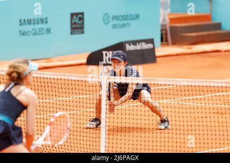 Madrid, Spagna, 3 MAGGIO 2022 - Shuko Aoyama (JPN), 3 MAGGIO 2022 - Tennis : Aoyama durante la partita a doppio 2nd contro Alize Cornet e Ajla Tomljanovic nei tornei WTA 1000 Mutua Madrid Open di tennis al Caja Magica di Madrid, Spagna. (Foto di Mutsu Kawamori/AFLO) Foto Stock