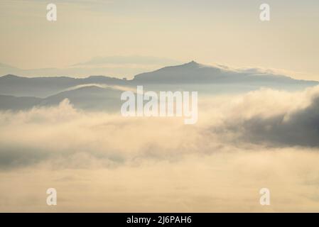 Alba sulla catena pre-costiera catalana visto da Montserrat. Sullo sfondo, la Mola e Montseny montagne (Catalogna, Spagna) Foto Stock