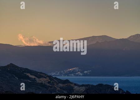 Tramonto dal faro di Cap de Creus verso la Serra d'Albera (Empordà, Gerona, Costa Brava, Catalogna, Spagna) Foto Stock